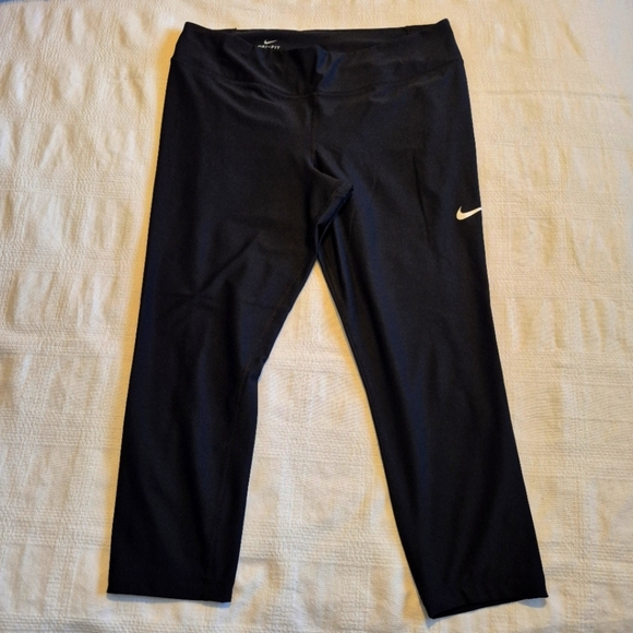 Nike women's size XL black cropped leggings, EUC or better - Picture 2 of 7